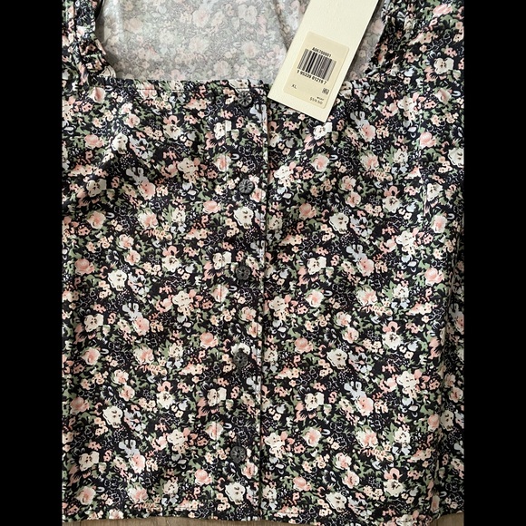 🆕NWT- LEVI’S FLORAL CROP TOP. BRAND NEW WITH TAGS. (Best offer$) - Picture 5 of 6